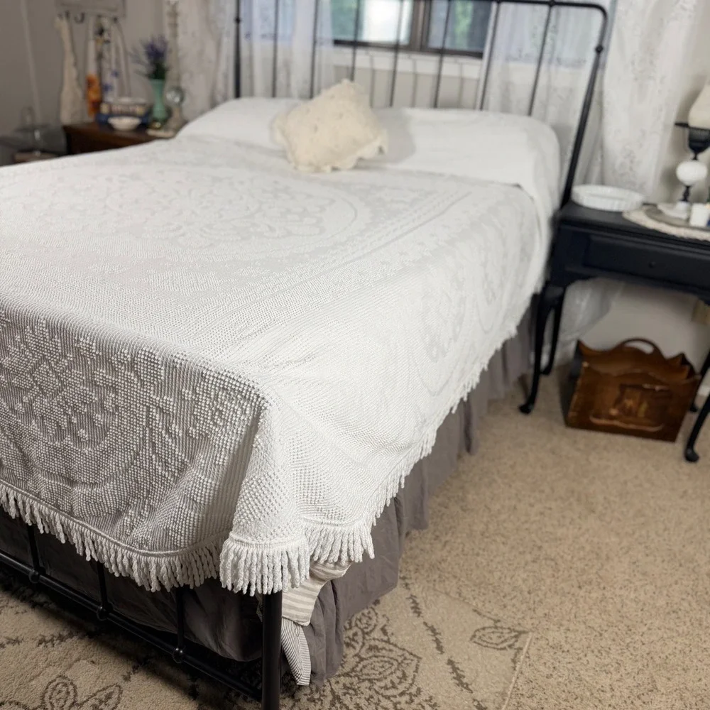 Vintage White Chenille Bedspread Double Queen Medallion Candlewick Spread Fringe